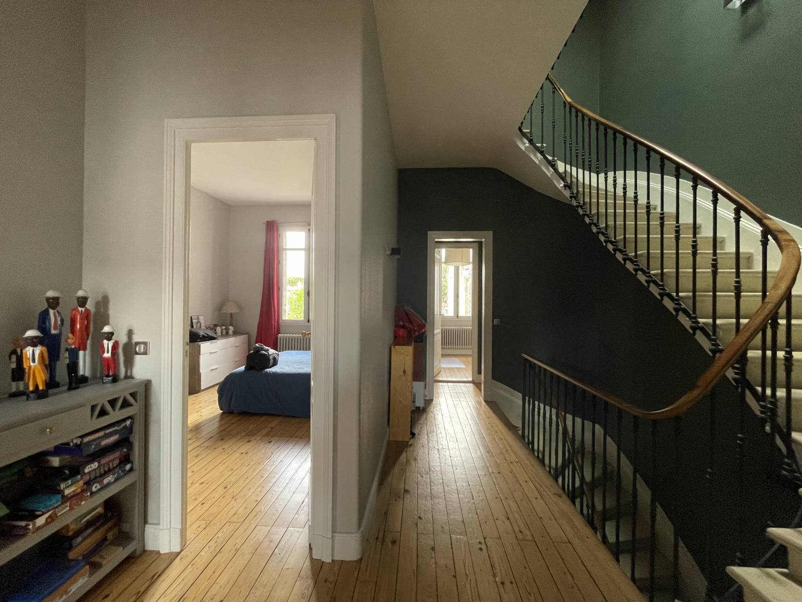 À vendre très belle maison familiale à BORDEAUX quartier PRIMEROSE aux  prestations anciennes conservées proposant 6 chambres un très beau séjour  traversant, un bureau, un grand jardin et un GARAGE - Sylvie