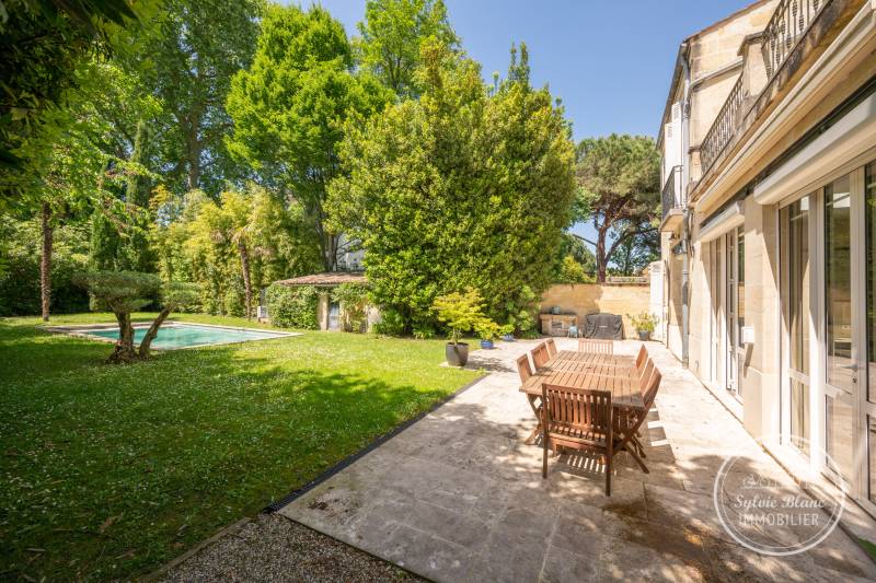 À vendre très belle demeure au BOUSCAT sur une parcelle de 1200 m2 vastes pièces de réception 5 chambres jardin paysager Piscine et dépendance possibilité de stationner plusieurs véhicules