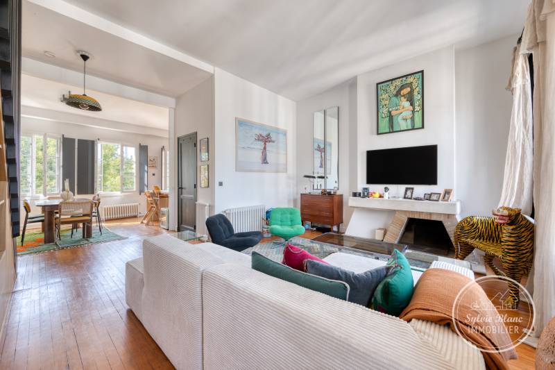 À vendre très bel appartement RÉNOVÉ À Bordeaux au coeur du quartier SAINT-SEURIN vaste pièce de vie 2 chambres un bureau garage à vélos et possibilité PARKING en Sus