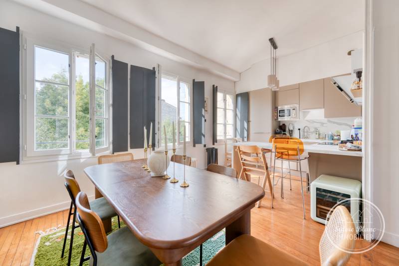 À vendre très bel appartement RÉNOVÉ À Bordeaux au coeur du quartier SAINT-SEURIN vaste pièce de vie 2 chambres un bureau garage à vélos et possibilité PARKING en Sus