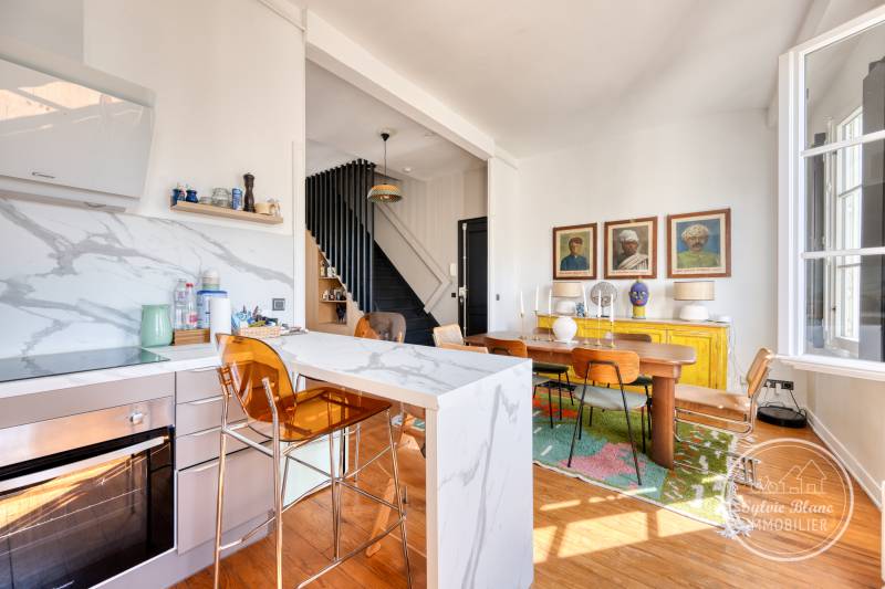 À vendre très bel appartement RÉNOVÉ À Bordeaux au coeur du quartier SAINT-SEURIN vaste pièce de vie 2 chambres un bureau garage à vélos et possibilité PARKING en Sus