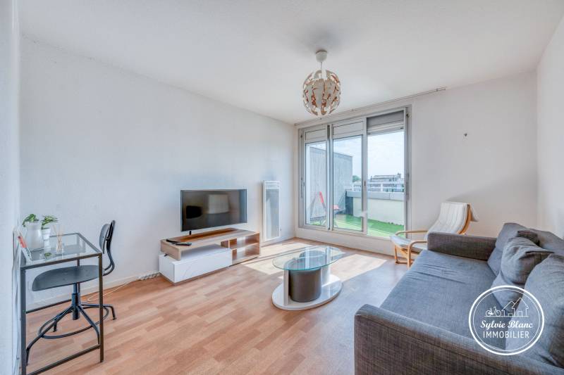 Recherche appartement avec 2 chambres à Bordeaux quartier Saint-Seurin séjour sur terrasse très bon état général Parking cave et ascenseur