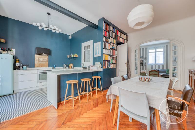 À vendre belle maison en pierre à Bordeaux quartier Fondaudège séjour en enfilade 4 chambres dont une suite parentale jardin de ville intime 2 places de parking en location