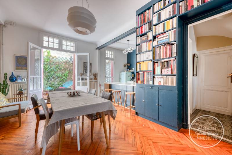 À la vente à Bordeaux quartier Fondaudège proche du Jardin Public maison en pierre familiale séjour en enfilade 4 chambres jardin de ville sans vis à vis 2 parkings en location 