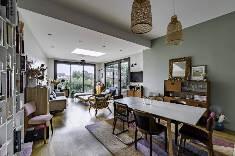 À vendre à BORDEAUX quartier CROIX BLANCHE / CROIX DE SEGUEY très belle rénovation pour cette maison en pierre lumineuse 4/5 chambres et un bureau un grand jardin et une piscine chauffée