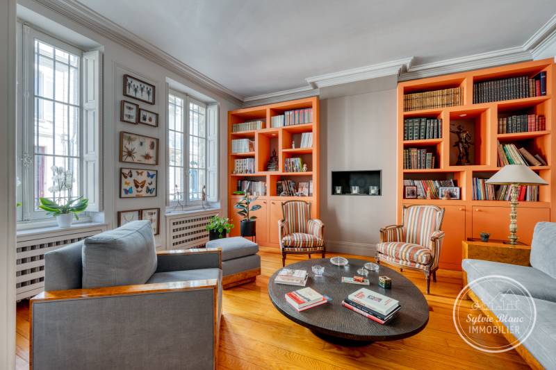 À vendre très belle maison en pierre située dans une jolie rue calme à BORDEAUX quartier FONDAUDÈGE belles pièces de réception 4 chambres Jardin exposé SUD de 85 m2 et DÉPENDANCE