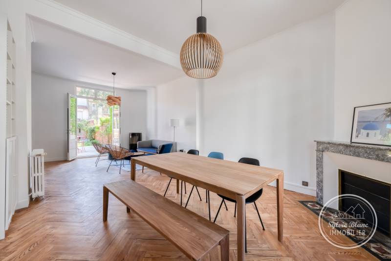 À vendre belle maison en pierre à BORDEAUX Caudéran proche de la Barrière Judaïque parfaitement RÉNOVÉE séjour traversant 3 chambres Jardin ensoleillé RUE CALME