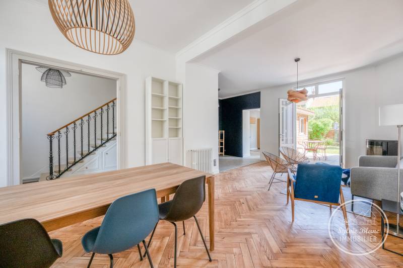 À vendre belle maison en pierre à BORDEAUX Caudéran proche de la Barrière Judaïque parfaitement RÉNOVÉE séjour traversant 3 chambres Jardin ensoleillé RUE CALME