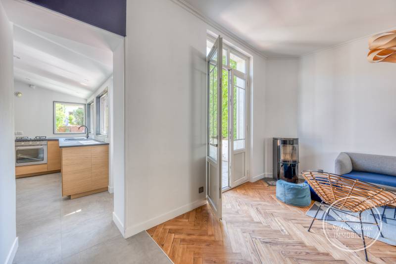 À vendre belle maison en pierre à BORDEAUX Caudéran proche de la Barrière Judaïque parfaitement RÉNOVÉE séjour traversant 3 chambres Jardin ensoleillé RUE CALME