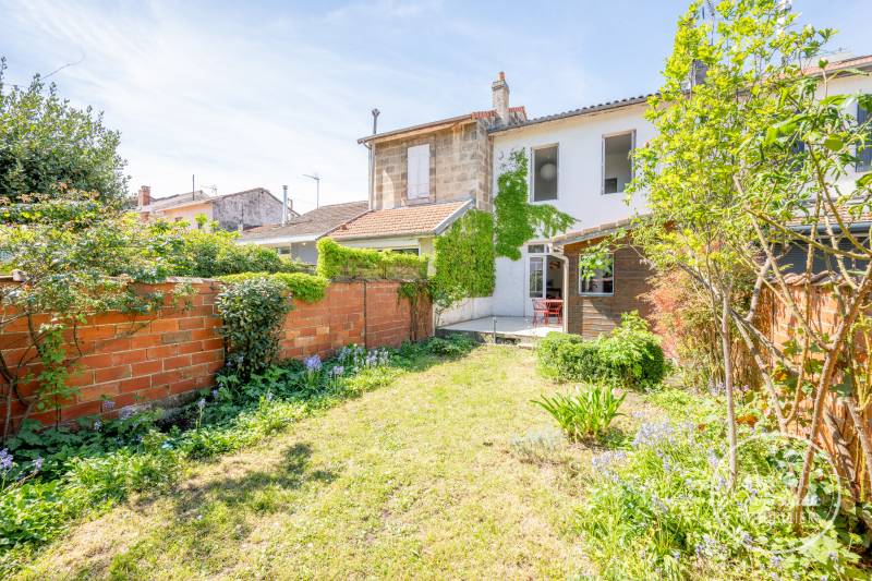 À vendre belle maison en pierre à BORDEAUX Caudéran proche de la Barrière Judaïque parfaitement RÉNOVÉE séjour traversant 3 chambres Jardin ensoleillé RUE CALME
