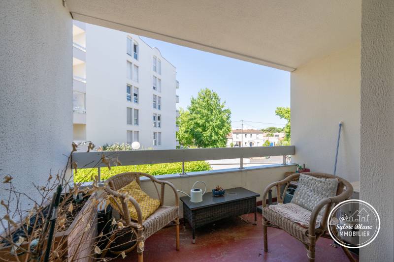 À vendre bel appartement à BORDEAUX CAUDÉRAN proposant un séjour climatisé donnant sur un BALCON trois chambres et un PARKING