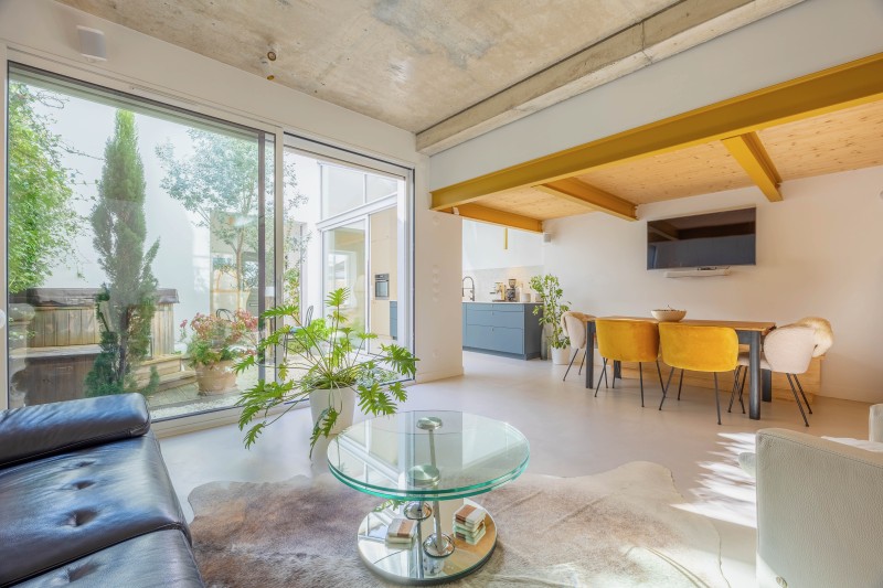 Recherche maison à Bordeaux caudéran rénovée par un architecte grand séjour lumineux 2 chambres et un bureau une terrasse et petit jardin dans une jolie rue calme proche des commerces de ligne de bus G parking en location