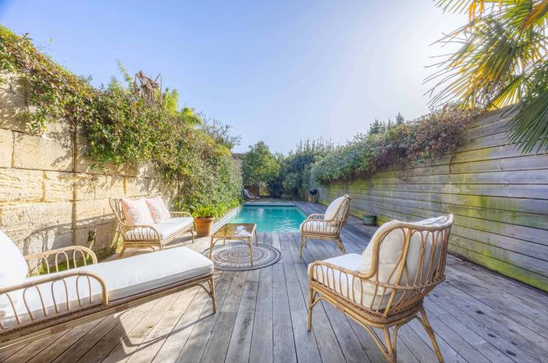 Bordeaux centre : maison en pierre de caractère avec piscine chauffée et jardin