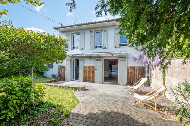 À vendre Belle maison familiale à BORDEAUX au coeur du Quartier SAINT-AUGUSTIN très beau séjour 4 chambres Grande terrasse Jardin sud sans vis à vis GARAGE 2 voitures