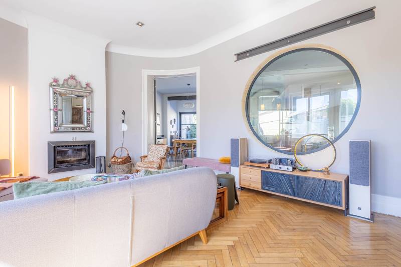 Recherche belle maison en pierre art déco rénovée par un architecte bordelais grandes pièces de réception vaste pièce de vie lumineuse sur un jardin avec piscine 6 chambres suite parentale avec terrasse stationnement possible