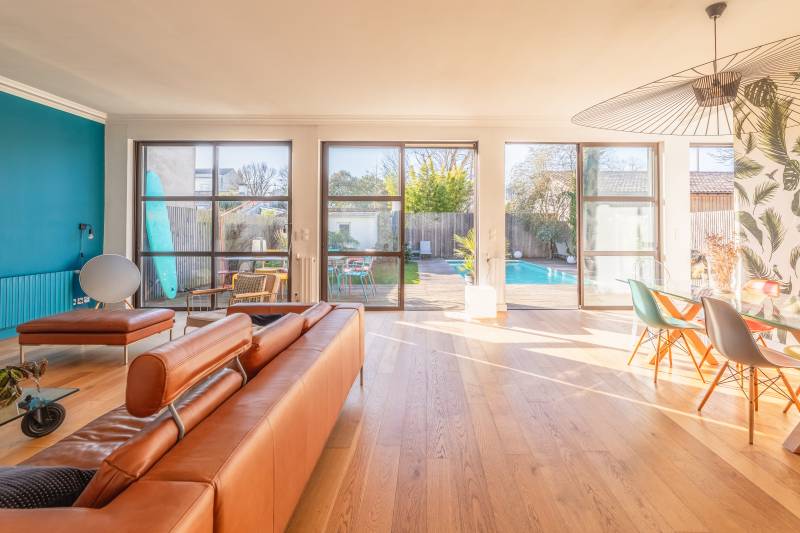 À vendre très belle et large maison en pierre à BORDEAUX CAUDÉRAN grand séjour de 70 m2 5 chambres jardin exposé OUEST Piscine et GARAGE 2 roues