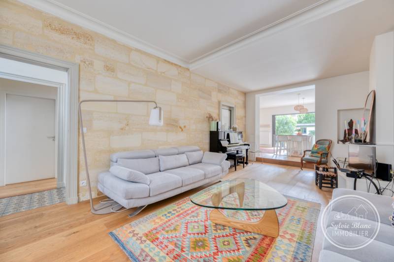 À vendre belle maison en pierre entièrement rénovée par un architecte à BORDEAUX proche du PARC BORDELAIS vaste séjour 4 chambres dont deux au rez-de-chaussée Jardin de 270 m2 et dépendance de 30 m2