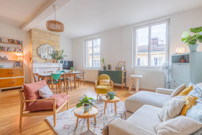 À vendre très bel appartement dans un immeuble en pierre petite copropriété 3 chambres grande pièce de vie quartier des Chartrons à Bordeaux rue piétonne