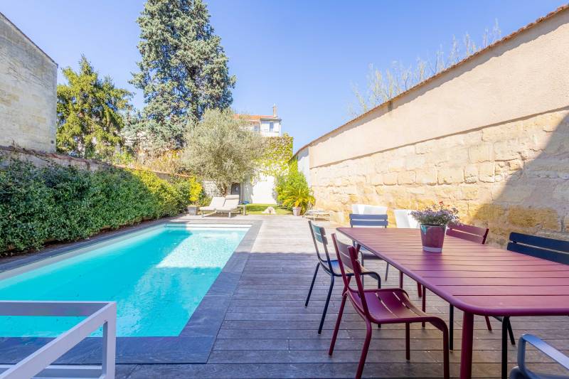 Recherche belle demeure bordelaise parfaitement rénovée grandes pièces de réception 6 chambres parquet cheminée lumière grand jardin avec terrasse et piscine chauffée proche écoles commerces et tramway B