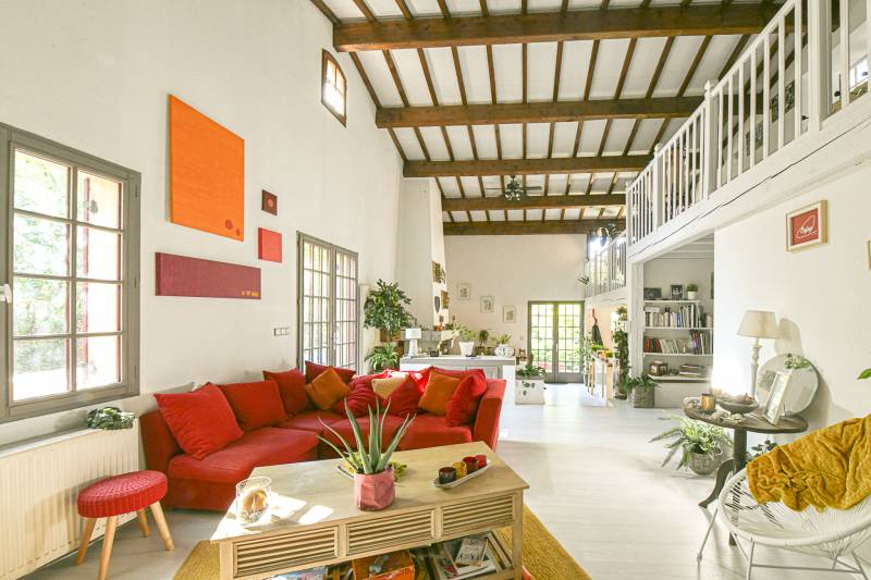 A vendre à BÈGLES une maison familiale avec 3 chambres un MAGNIFIQUE JARDIN une piscine garage et une dépendance 2 chambres