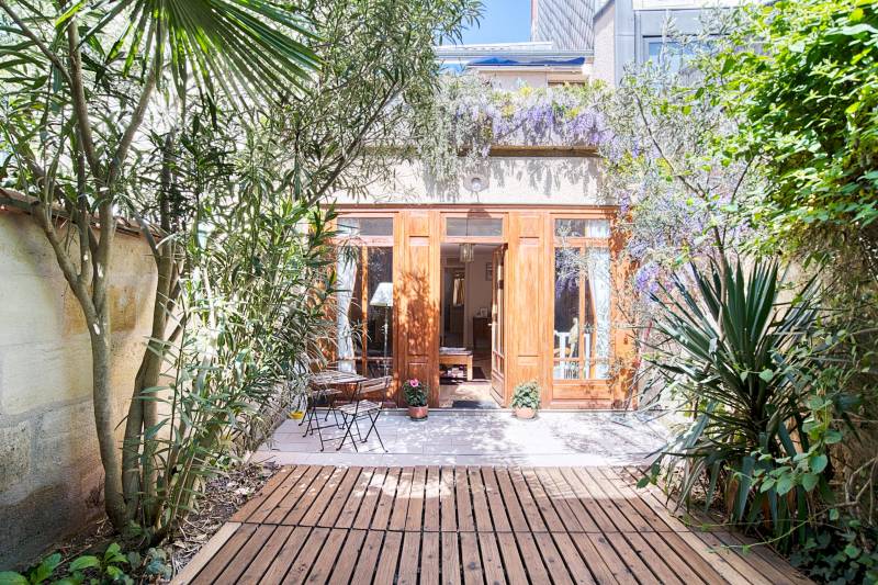 À vendre à BORDEAUX quartier SAINT-SEURIN / CROIX BLANCHE une maison en pierre et rénovée avec 4 chambres un bureau un jardin de ville et une belle terrasse SUD PARKING en location à proximité