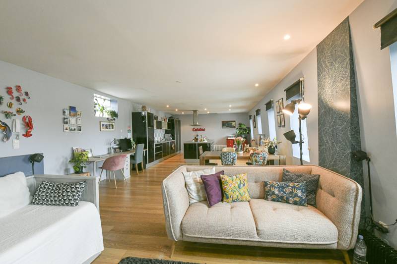 À vendre bel appartement esprit maison à BORDEAUX quartier SAINT-SEURIN / CROIX BLANCHE vaste pièce de vie et 2 chambres très belle façade en pierre et entrée indépendante