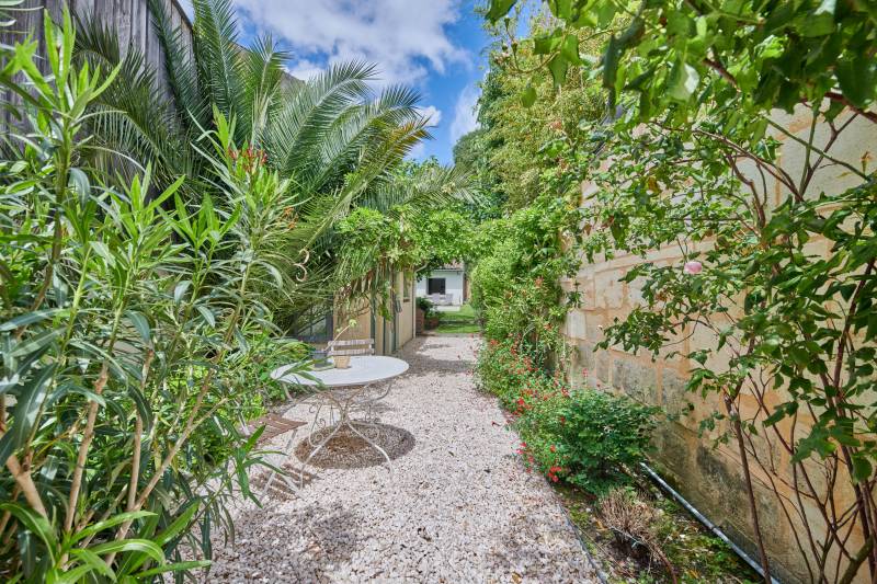 À vendre très belle maison d'architecte grand séjour lumineux 4 chambres bureau jardin sans vis à vis piscine dépendance 2 chambres garage possible Bordeaux Parc bordelais Grand Lebrun