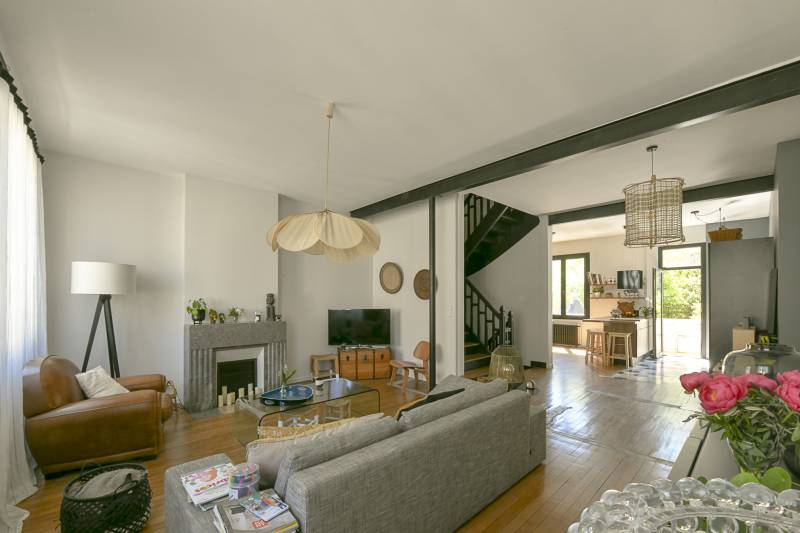 Achat maison en pierre années 30 rénovée à Bordeaux Barrière de Pessac proposant 4 chambres un séjour traversant avec plancher et cheminée jardin et garage