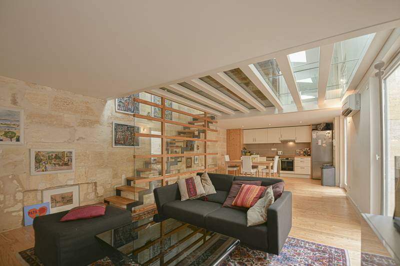 A vendre maison en pierre rénovée par un architecte à Bordeaux centre quartier Saint-Pierre proposant 3 chambres et 3 points d'eau parking privatif