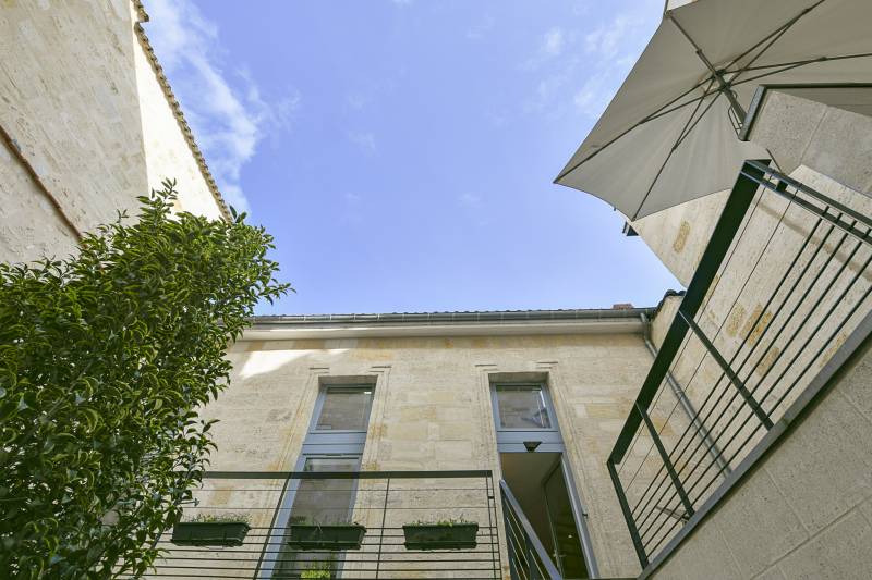 A vendre à Bordeaux centre un appartement dans immeuble pierre proposant 3 chambres grand séjour terrasse jardin privatif parking en location jardin privatif