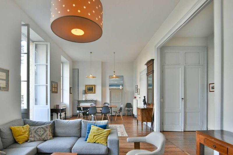 A la vente maison pierre rénovée grand séjour 6 chambres jardin piscine garage en location Bordeaux croix Blanche Saint Seurin