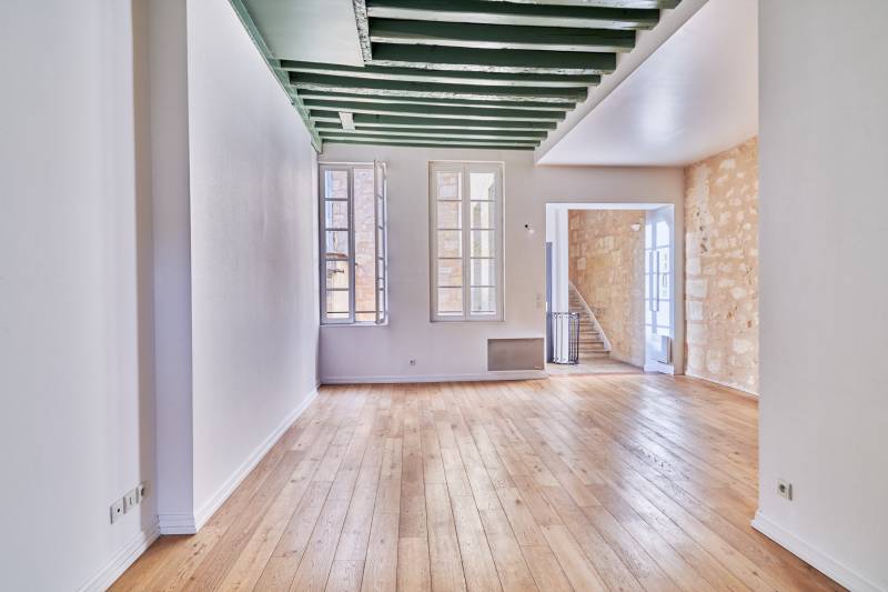 À vendre très bel appartement rénové au coeur de Bordeaux quartier Jardin Public Chartrons grand séjour lumineux dernier étage 2 chambres bureau prestations anciennes