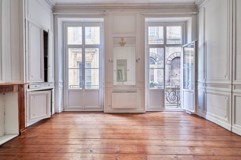 À la vente très beau T2 bis à Bordeaux quartier Saint-Pierre grand séjour prestations anciennes chambre Terrasse de 37 m2