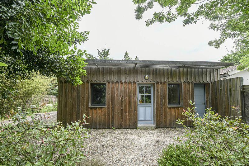 A vendre propriété à  BORDEAUX Caudéran proposant deux maisons indépendantes et de plain pied sur un terrain de 780 m2 accès deux roues