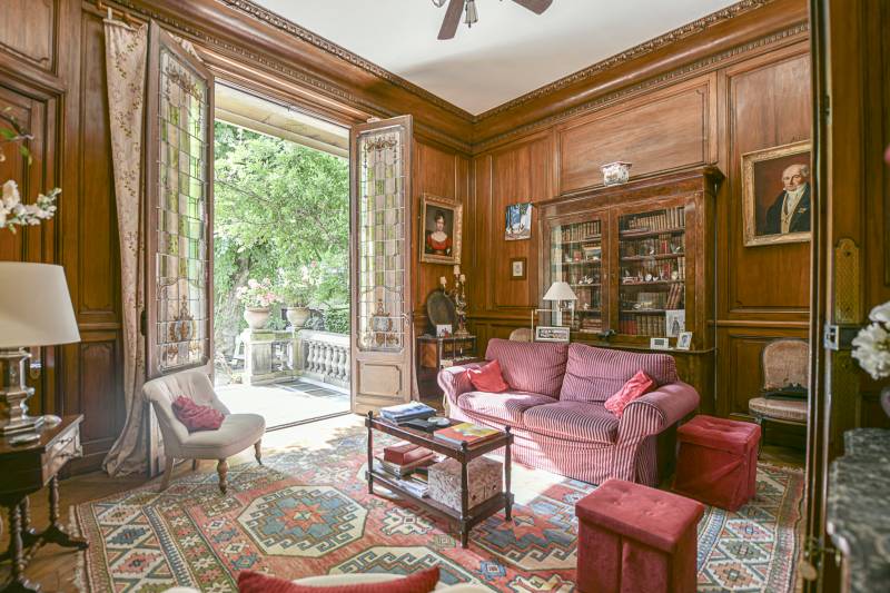 A vendre à Bordeaux proche centre-ville belle demeure bordelaise aux prestations anciennes conservées avec 4 chambres jardin garage belles réceptions