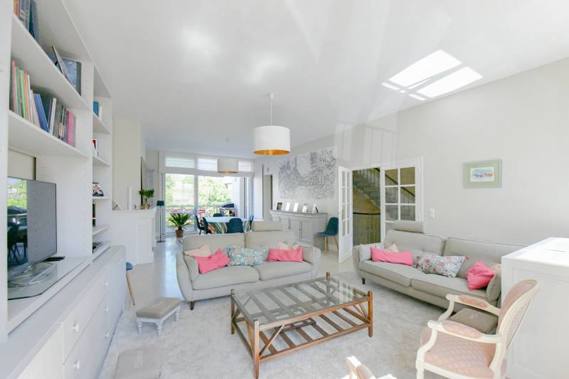 À vendre belle maison familiale lumineuse grand séjour 6 chambres dont suite parentale accès vélos grand jardin piscinable exposé Ouest Bordeaux Croix Blanche proche écoles et commerces