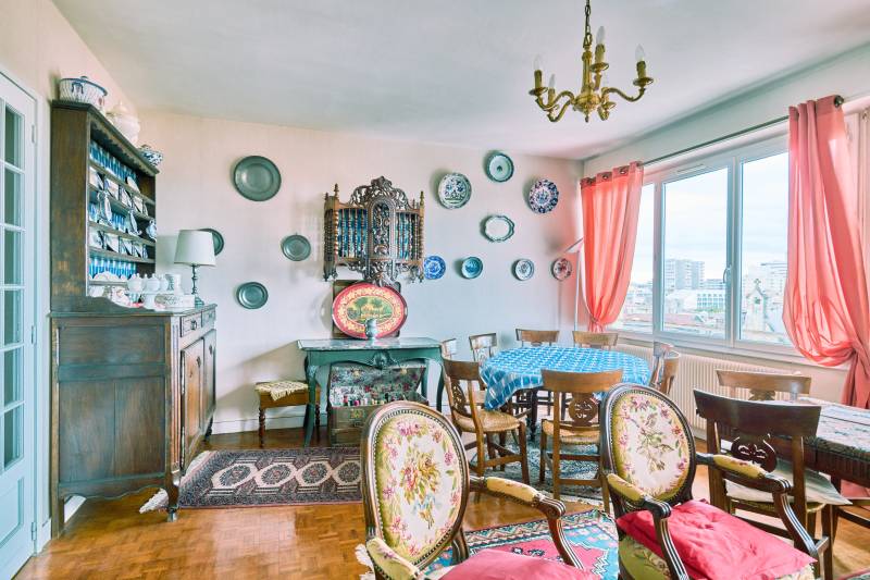 Recherche appartement grand séjour Bordeaux centre 2 chambres lumineux dernier étage ascenseur quartier Saint-Seurin à rafraîchir