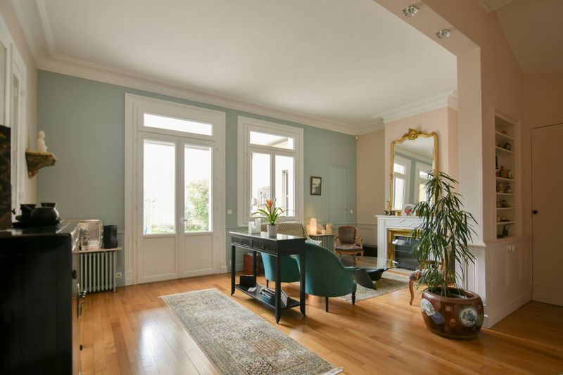 A la vente belle demeure rénovée 5 chambres beau séjour de plain pied sur jardin sud garage Bordeaux Croix Blanche