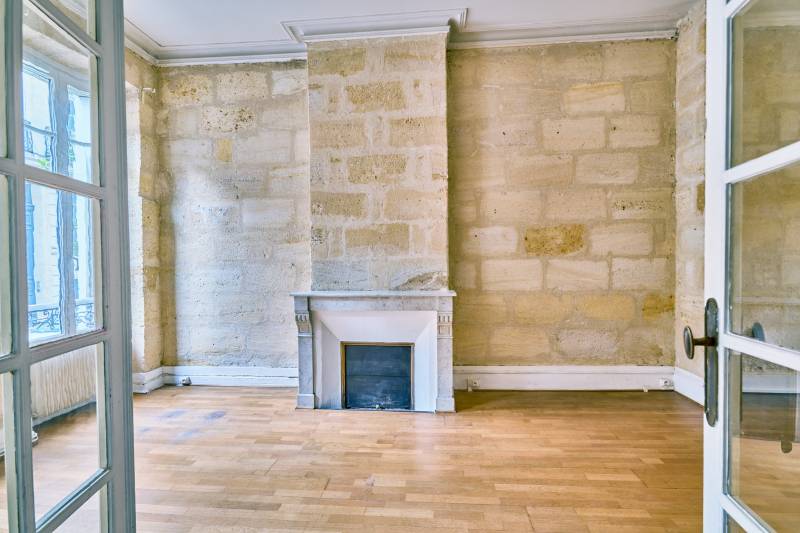 À vendre belle maison en pierre bordelaise en pierre quartier Saint-Seurin à BORDEAUX 5 chambres séjour traversant mur pierre apparente jardin sans vis à vis