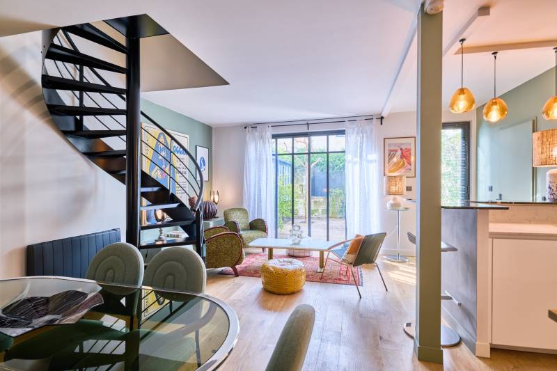 À vendre très belle maison rénovée à Bordeaux coeur de Saint-Seurin 2 chambres 1 bureau salle d'eau salle de bain terrasse