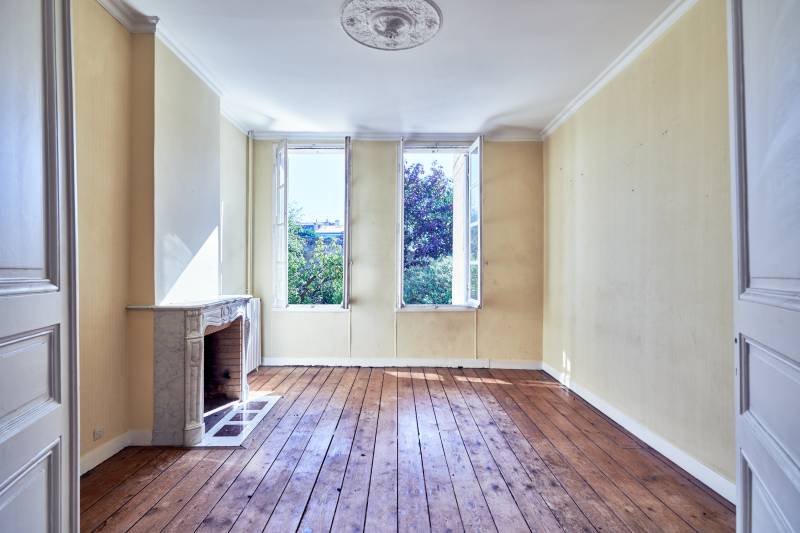 À la vente quartier Fondaudège Croix Blanche une très belle maison à rénover avec un jardin Ouest prestations anciennes conservées 4 chambres très bel environnement