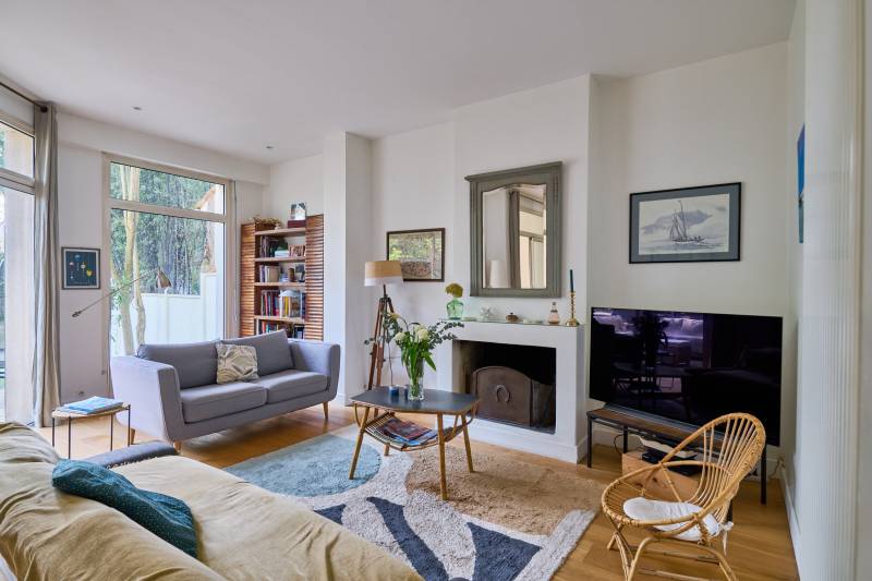 À vendre très belle maison familiale à Bordeaux quartier Croix Blanche proche centre ville séjour lumineux grand jardin 5 chambres dont une au rez-de-chaussée