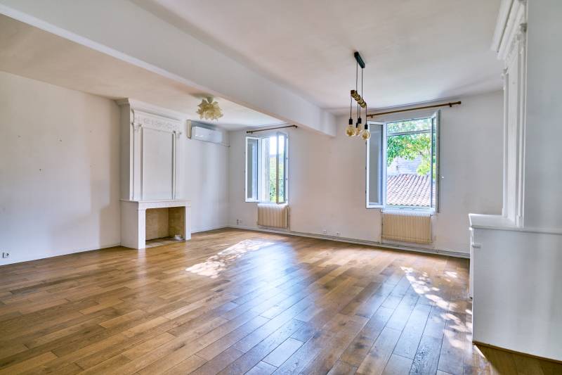 À vendre à Bordeaux quartier Fondaudège un appartement duplex lumineux avec 3 chambres un grand séjour 2 salles de bain petite copropriété faibles charges