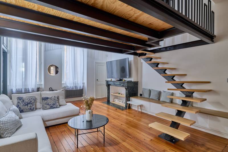 À la vente très bel appartement d'exception dans immeuble en pierre à Bordeaux centre ville Triangle d'or vaste séjour 3 chambres prestations anciennes conservées ascenseur