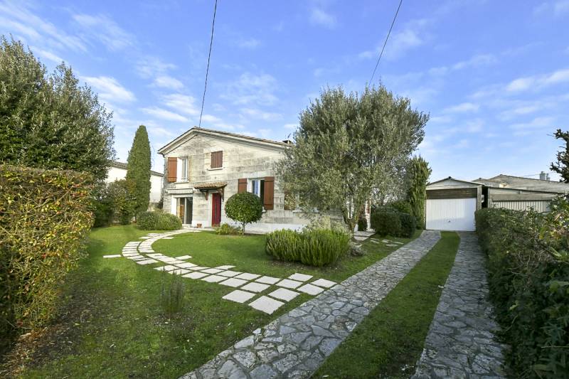 A vendre maison à Cenon grand terrain de 700 m2 4 chambres garage cabanon et cave