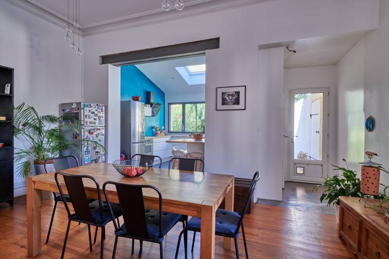 Recherche maison en pierre familiale à Bordeaux quartier Croix Blanche proche école et centre ville grand séjour traversant 3 chambres jardin ouest sans vis à vis