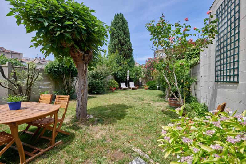 A vendre très belle maison au coeur du quartier Saint-Seurin à Bordeaux séjour traversant 5 chambres bureau grand jardin sans vis à vis Garage belle rue calme