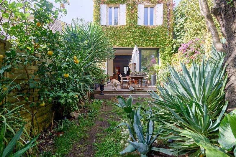 À vendre à Bordeaux quartier Saint-Bruno une belle maison en pierre parfaitement rénovée vaste séjour 3/4 chambres jardin est sans vis à vis centre ville