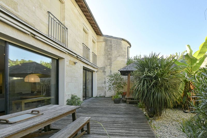 A vendre maison pierre Bordeaux quartier Saint Seurin 4 chambres jardin ouest sans vis à vis R+1