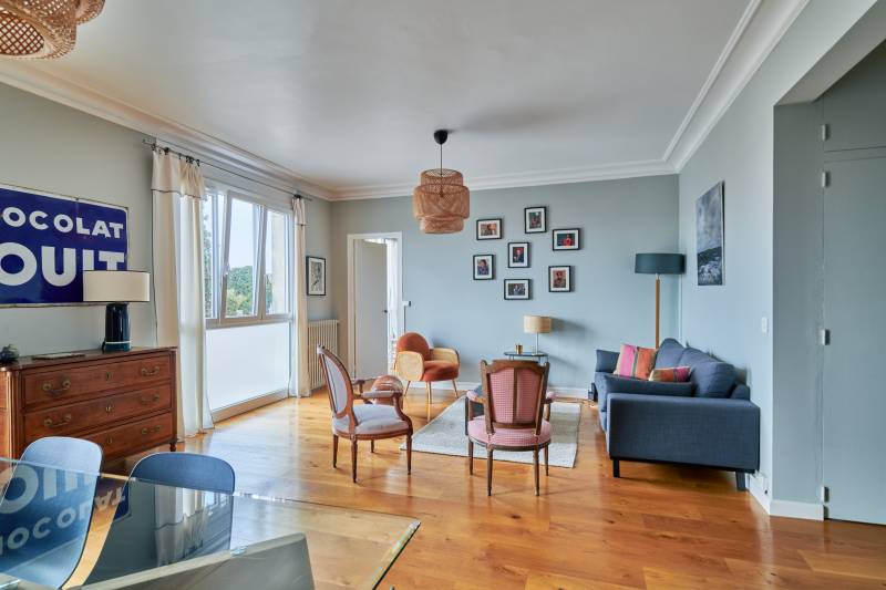 À vendre très bel appartement rénové vaste séjour 3 chambres une salle de bain petit extérieur garage box Bordeaux quartier Fondaudège 